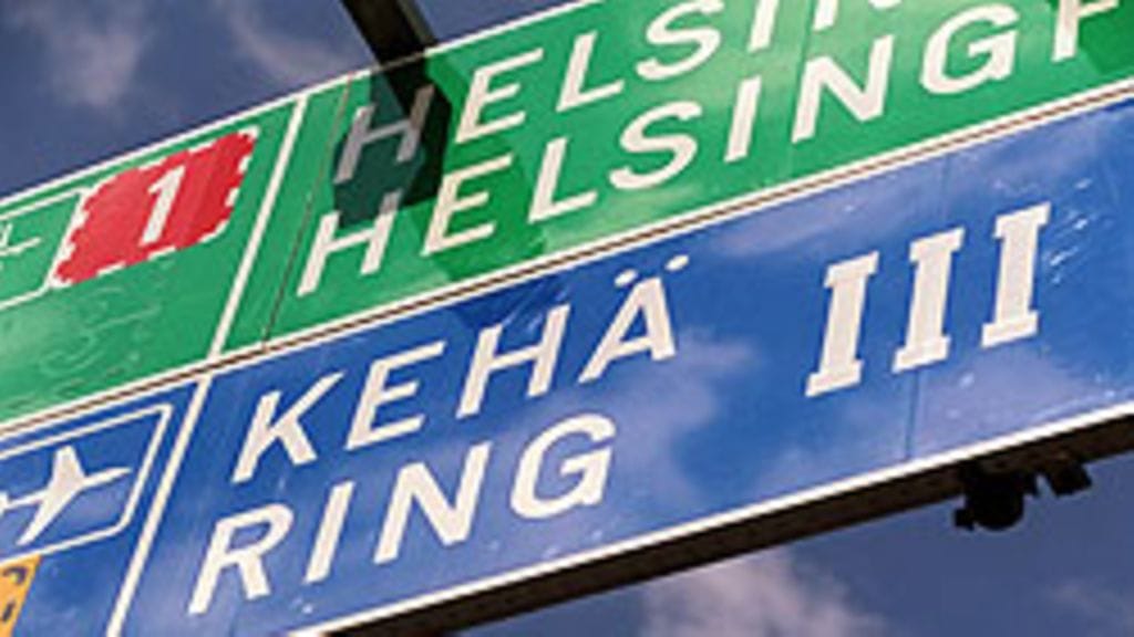 Iso pakettiauto törmäsi paikallaan olleeseen puoliperävaunulliseen rekkaan Kehä III:lla Vantaalla.