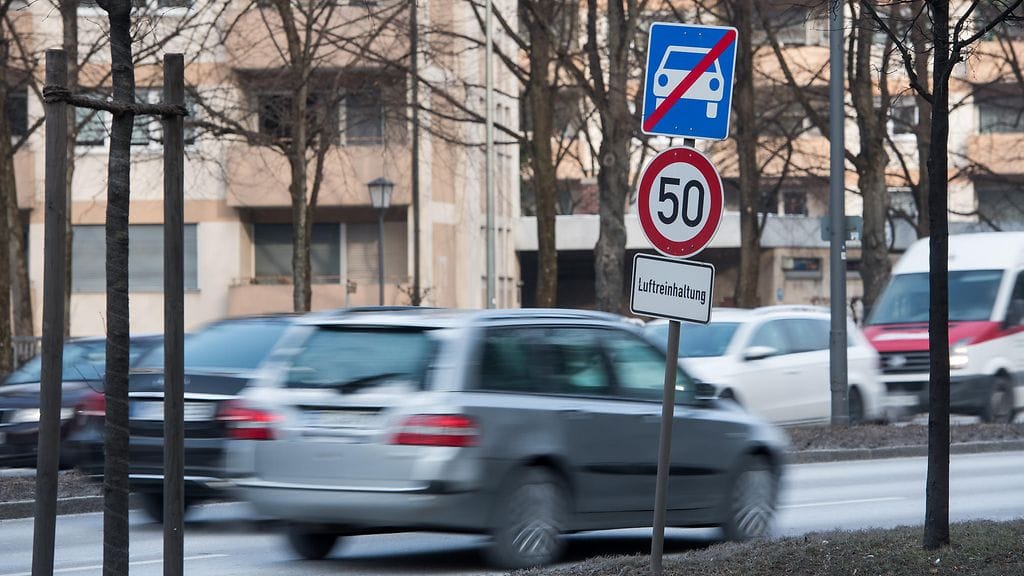 Saksan korkein hallinto-oikeus päätti diesel-autojen ajokielloista.
