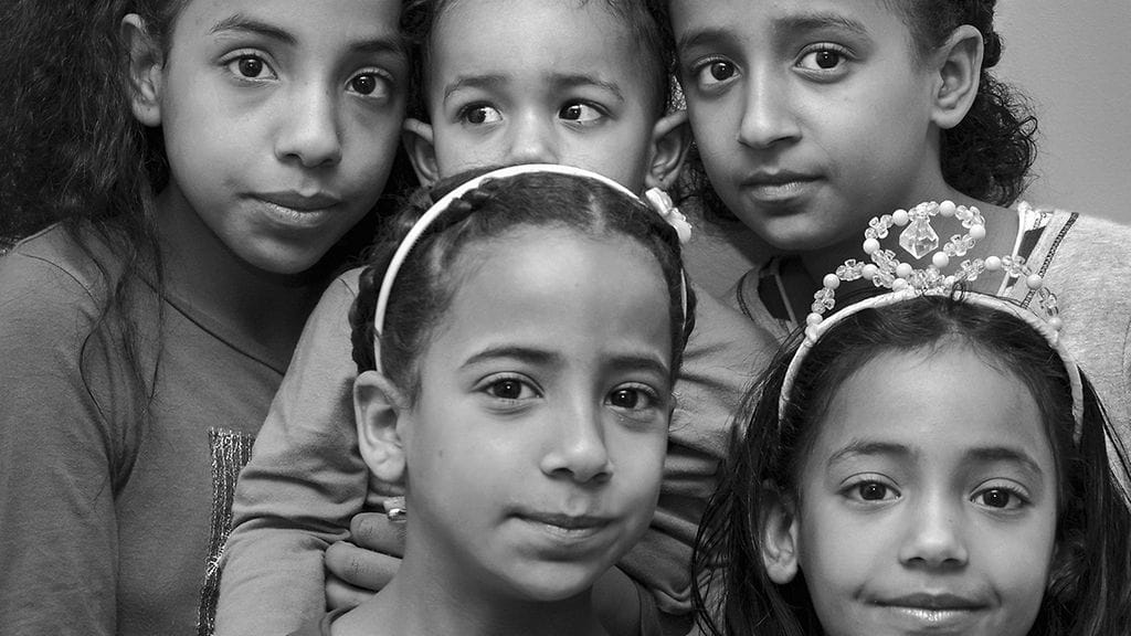 Irakilaisperheen viisi vanhinta tytärtä: Zahra, Noor, Noha, Fatima ja Finland.