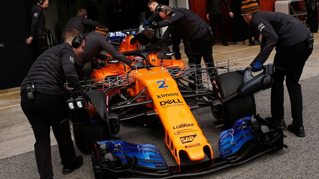 Stoffel Vandoornen autoa työnnetään talliin Barcelonassa.