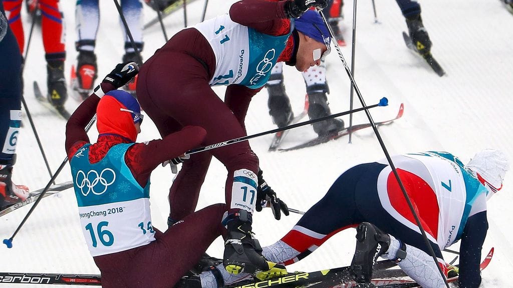 Venäjän olympiaurheilijoiden Andrei Larkov (keskellä) ja Norjan Simen Hegstad Krüger lähikontaktissa Pyeongchangin olympialaisten yhdistelmähiihdossa. Rytäkässä myös venäläinen Denis Spitsov.
