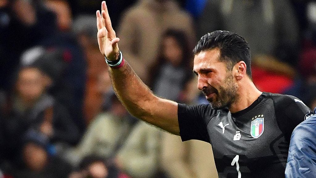 Gianluigi Buffon haikeissa tunnelmissa Ruotsi-pettymyksen jäljiltä.