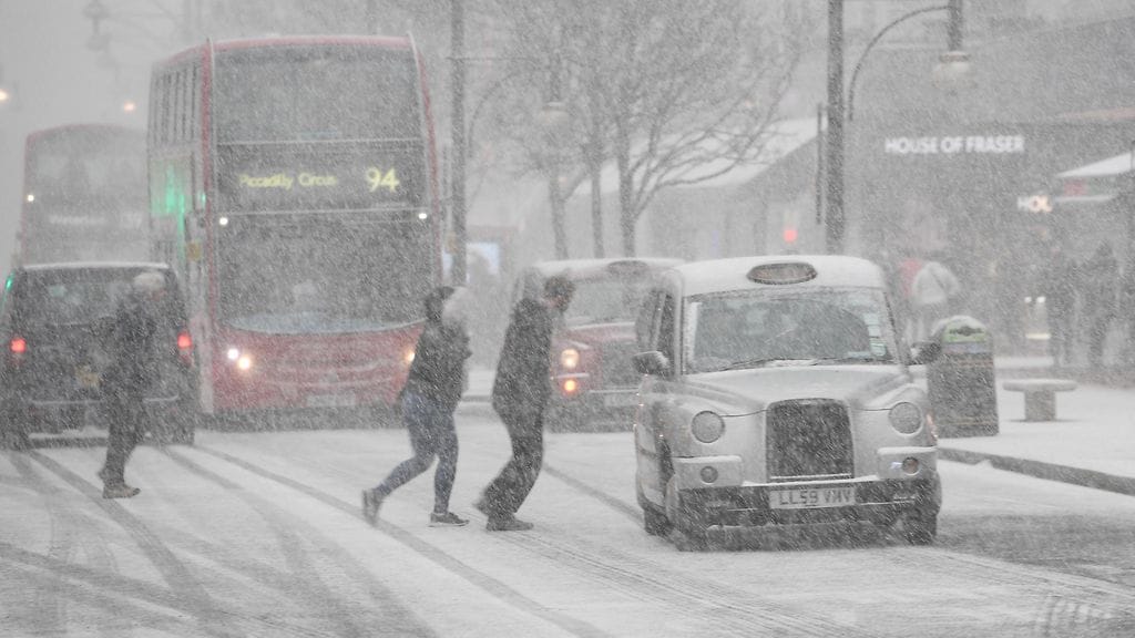 Sääolot ovat aiheuttaneet ongelmia myös niin rautatie- kuin lentoliikenteeseenkin.