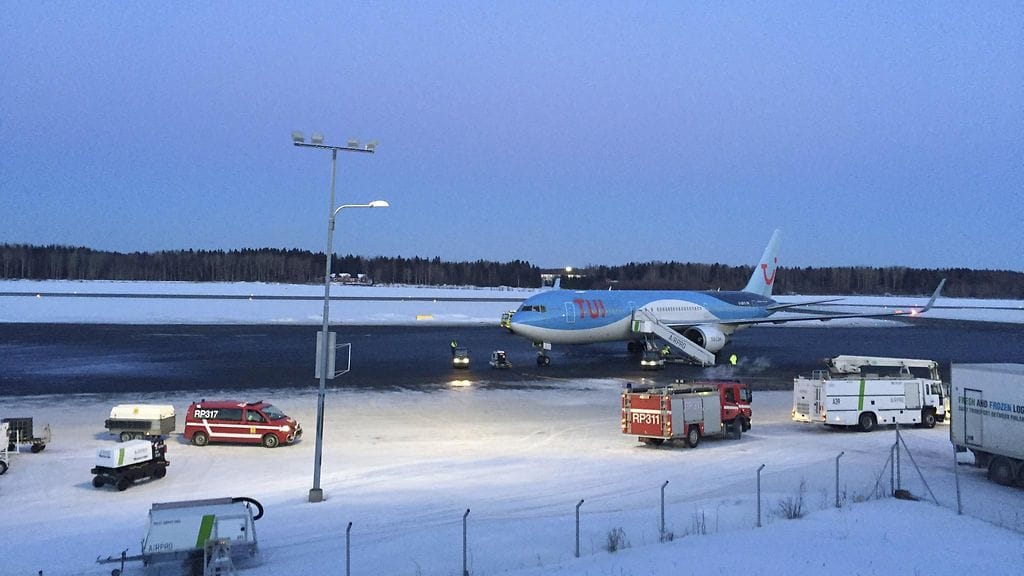 Kentälle palannut TUI:n lentoyhtiön kone Vaasassa tiistaina.
