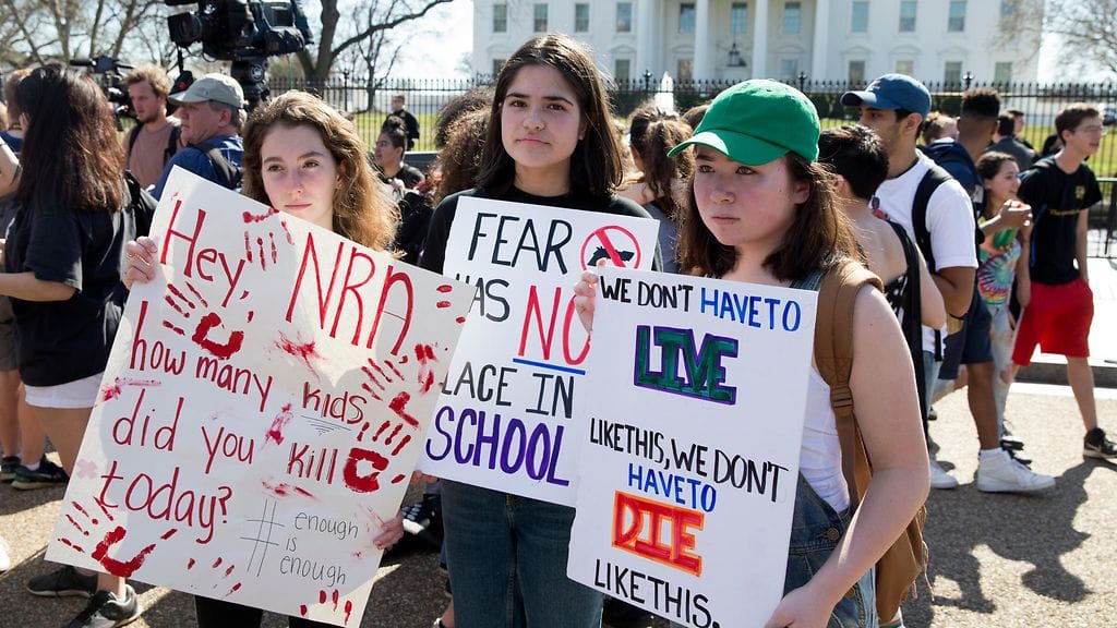 Opiskelijat osoittivat mieltään aselakien tiukentamisen puolesta Valkoisen talon ulkopuolella Washingtonissa 21. helmikuuta 2018.