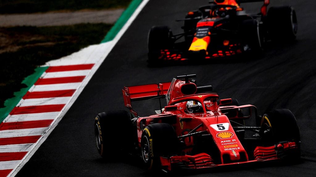 Ferrarin Sebastian Vettel ja Red Bullin Max Verstappen testeissä Barcelonassa tiistaina.