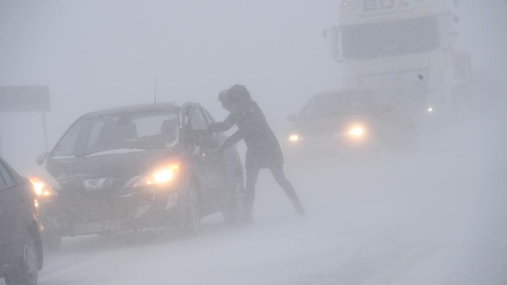 Lumisateet ja kova tuuli ovat aiheuttaneet rusaasti ongelmia liikenteessä Ruotsissa.