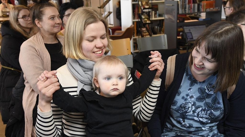 Eveliina Kyrki (vas.) ja Helena Kyrki iloitsivat äitiyslain läpimenosta Sateenkaariperheet ry:n mediatilaisuudessa Helsingissä. Sylissä Seela.