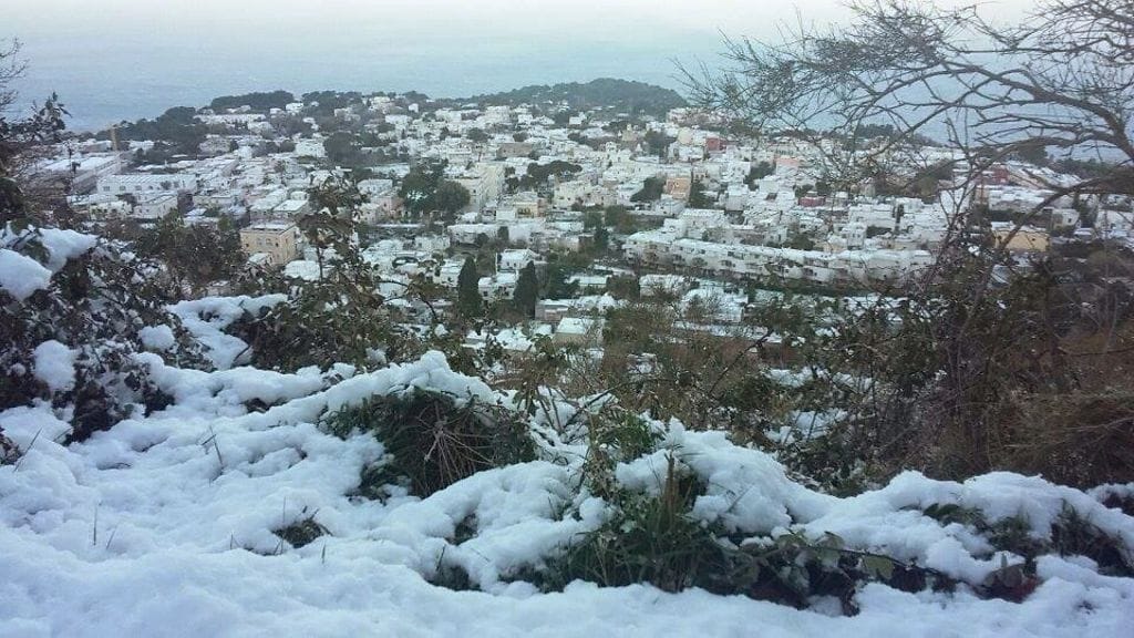 Jopa Välimeren saarilla, kuten Korsikalla ja Caprilla on satanut viime päivinä lumihiutaleita.  Kuva Caprilta.