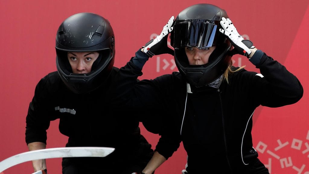 Nadezhda Sergejeva (oik.) osallistui Pyeongchangin olympialaisissa rattikelkkailun kaksikkokisaan Anastasia Kocherzhovan kanssa.