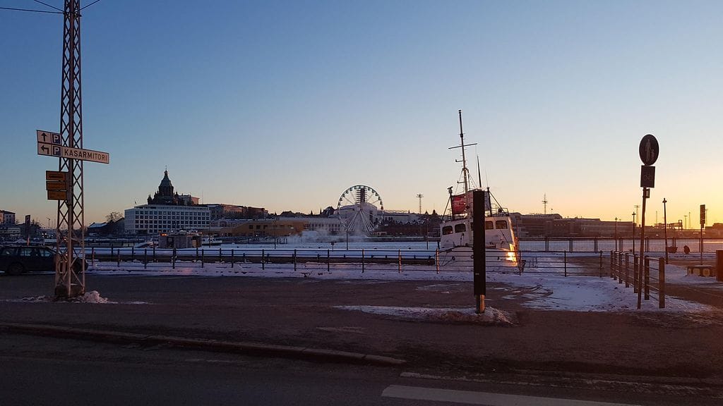 Höyry nousi torstaiaamuna Allas Sea Poolilta.