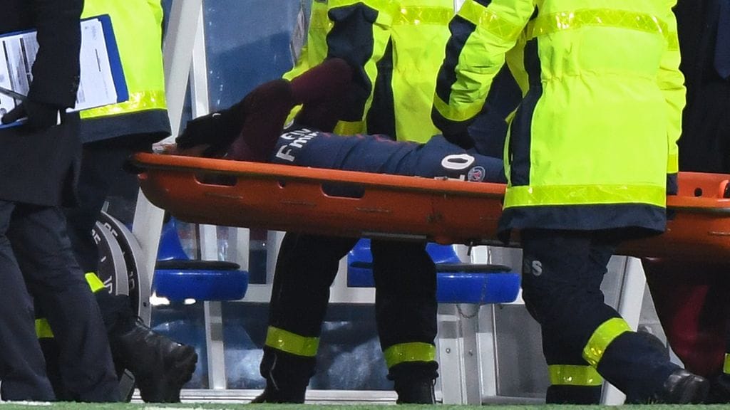 Neymar näytti tuskaiselta jättäessään kentän viime sunnuntain ottelussa.