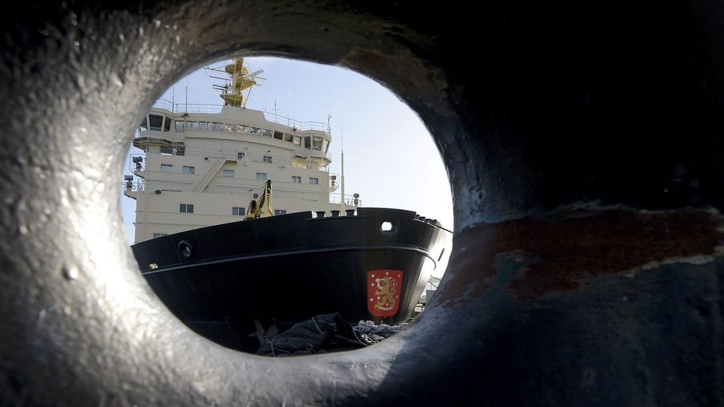 Jäänmurtaja Sisu kuvattuna Urhon perästä Helsingissä 10. huhtikuuta 2015.