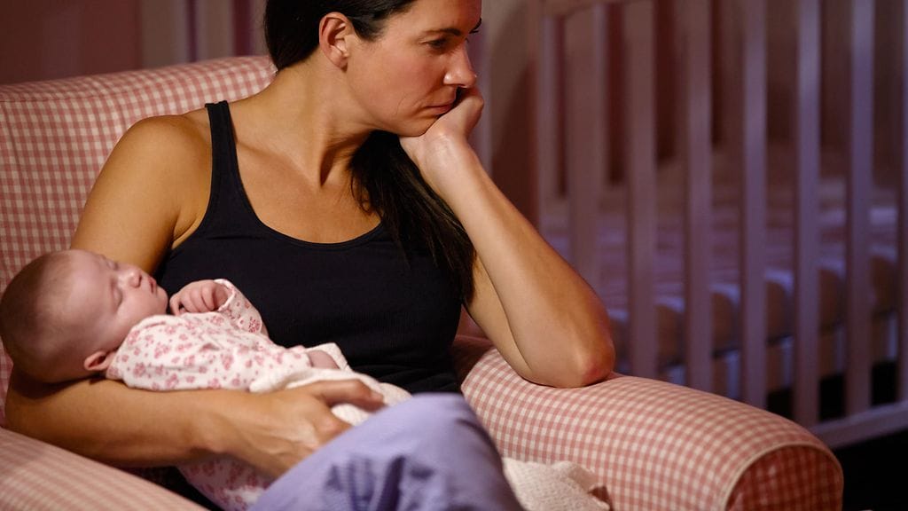 Noin kymmenesosalle synnyttäneistä äideistä kehittyy oirekuvaltaan vakavampi ja pitkäkestoisempi synnytyksen jälkeinen masennustila. Kuvituskuva.