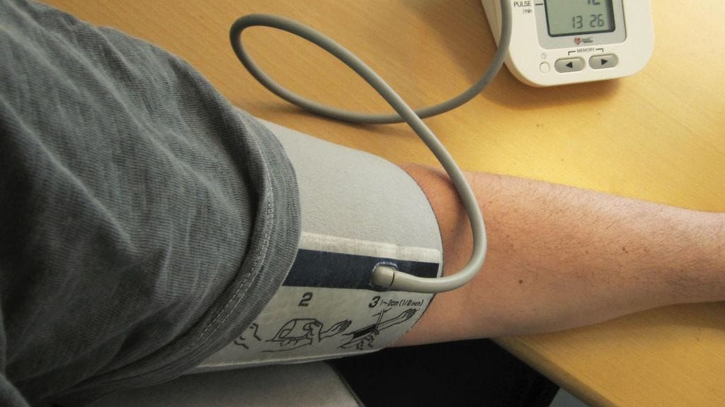 Insuliini- ja kolesteroliaineenvaihdunnan häiriöt, ylipaino ja vyötärölihavuus ovat yleisempiä sekä verenpainepotilailla että diabeetikoilla. Kuvituskuva.