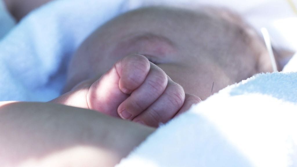 Kätkytkuolema pelottaa selittämättömyydellään tuoreita vanhempia. Tapauksia on kuitenkin onnistuttu vähentämään paljon. Kuvituskuva.