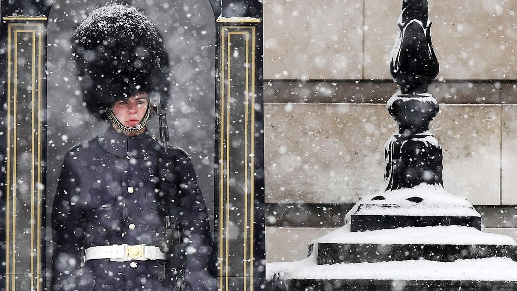 Lontoon Stanstedin lentokentällä kaikki lentoliikenne keskeytettiin BBC:n mukaan eilisiltana, kun kiitorata suljettiin, jotta se saataisiin puhdistettua lumesta.