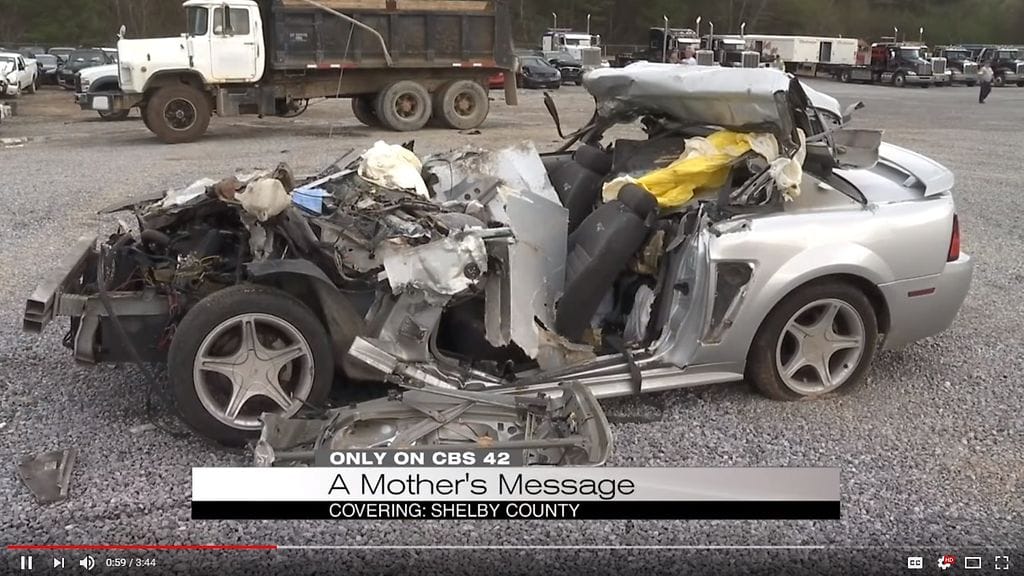 Tytön äiti haluaa varoittaa muita viestittelemästä auton ratissa.