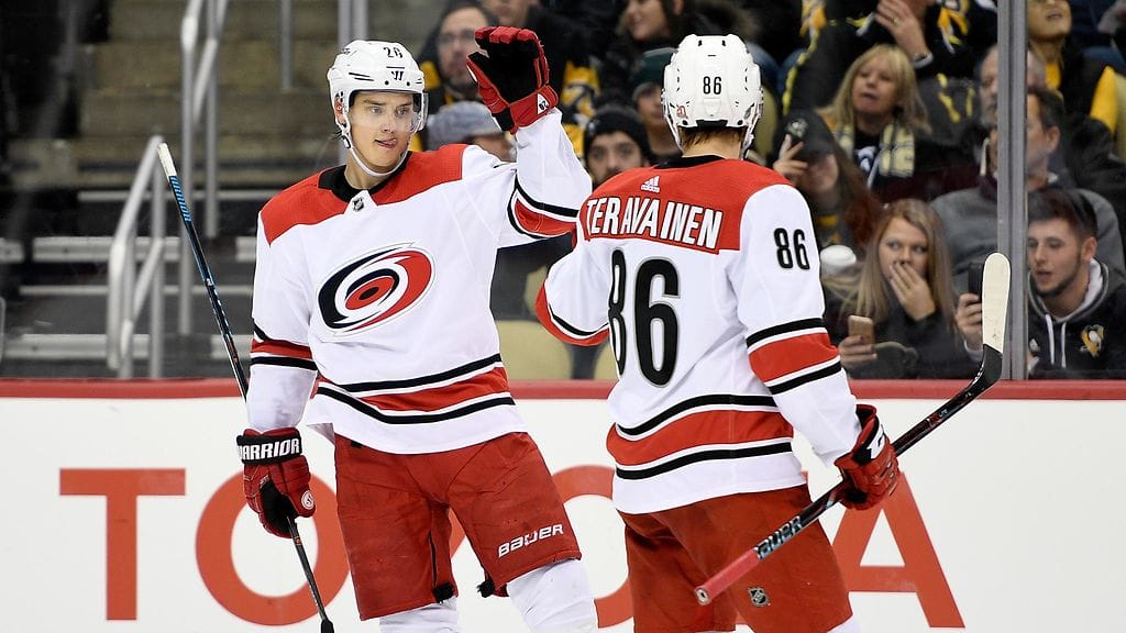Sebastian Aho (vas.) ja Teuvo Teräväinen ovat tuoreimmat 50-kerhon jäsenet.