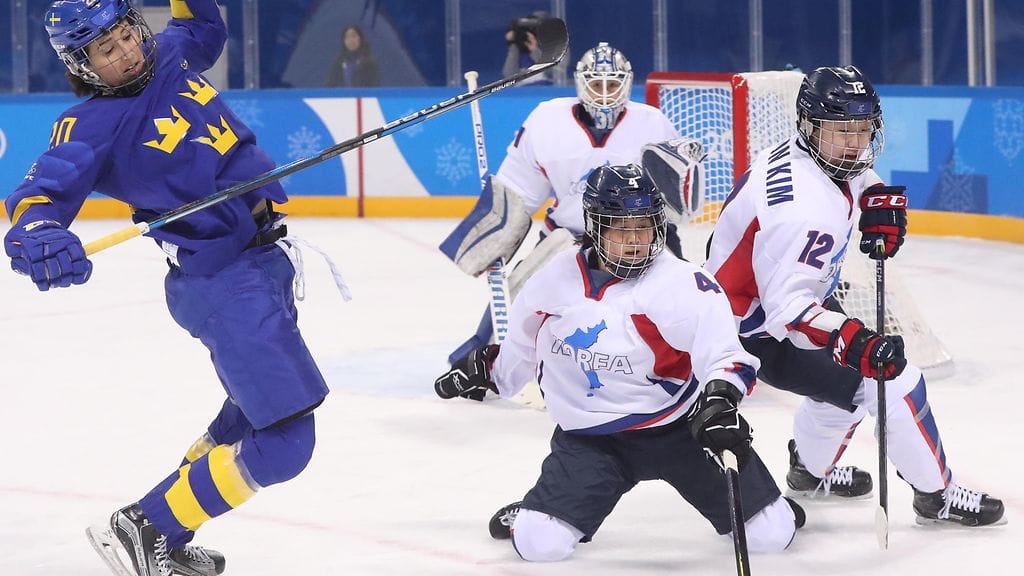 Un Hyang Kim (kesk). Pyeongchangin olympialaisissa ottelussa Ruotsia vastaan.