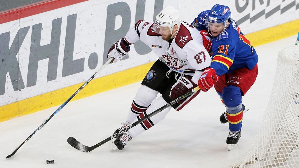 Dinamo Riian Gints Meija ja Jokerien Brian O'Neill kaksinkamppailussa tammikuussa 2018.