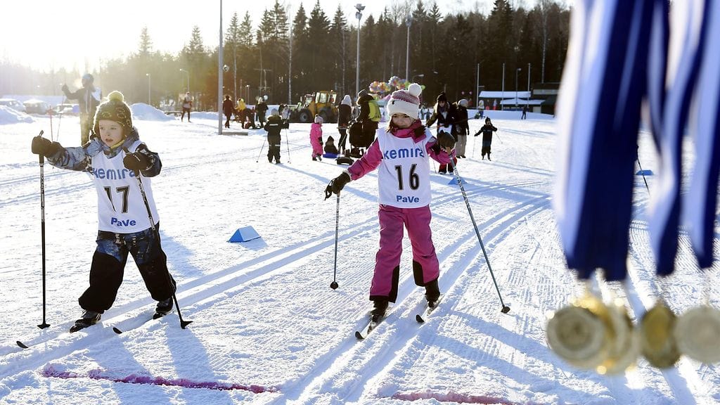 Lasten ja nuorten urheilun harrastaminen puhuttaa. Kuvituskuva.