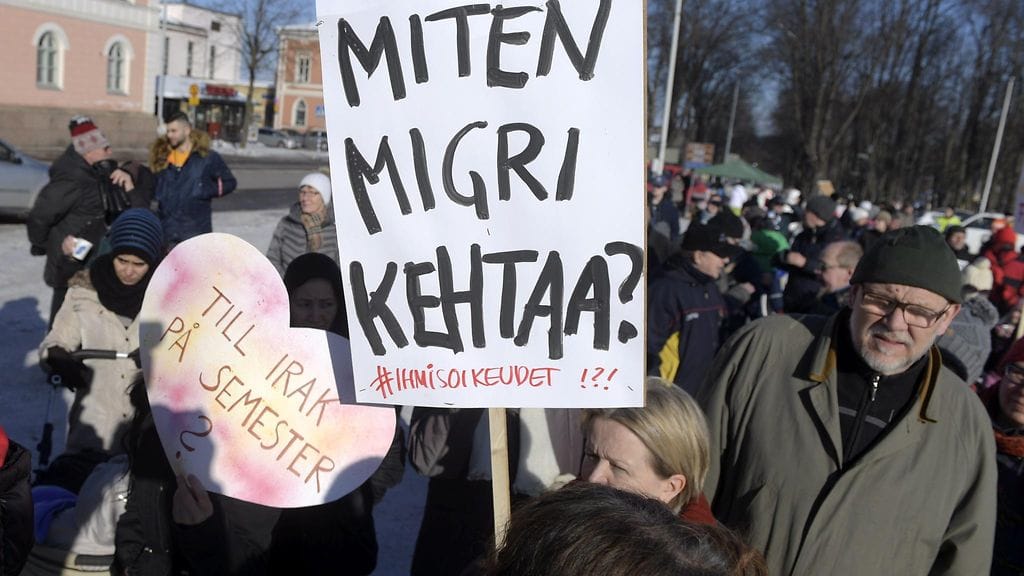 Yhdeksänhenkisen irakilaisperheen karkottamista vastustava mielenosoitus Loviisan torilla lauantaina 3. maaliskuuta 2018.