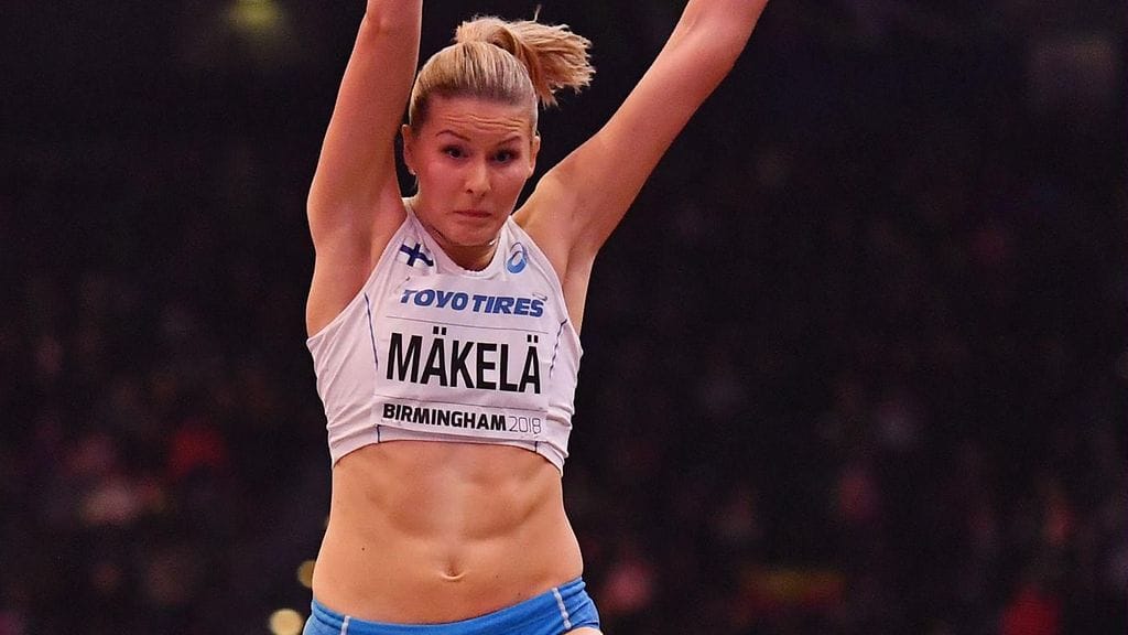 Kristiina Mäkelä kolmiloikan MM-hallifinaalissa Birminghamissa.