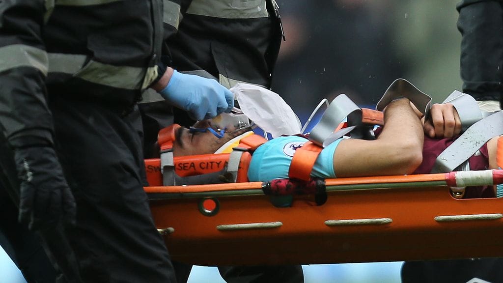 Winston Reid kiikutettiin happinaamarissa paareilla pois.
