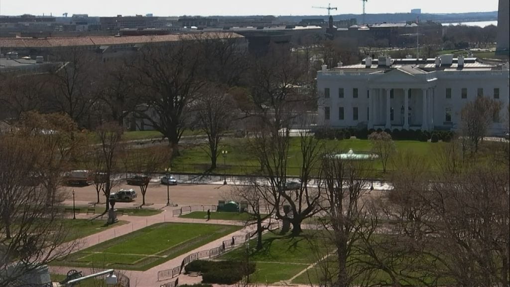 Uutistoimisto AP:n välittämää kuvaa tapahtumapaikalta. Mies ampui itseään Valkoisen talon aidan edessä.