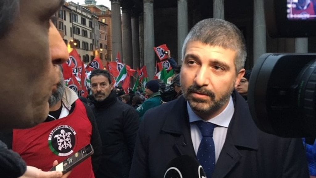 Casa Poundin kärkiehdokas ja puheenjohtaja Simone di Stefano MTV Uutisten haastattelussa Pantheonin edustalla.