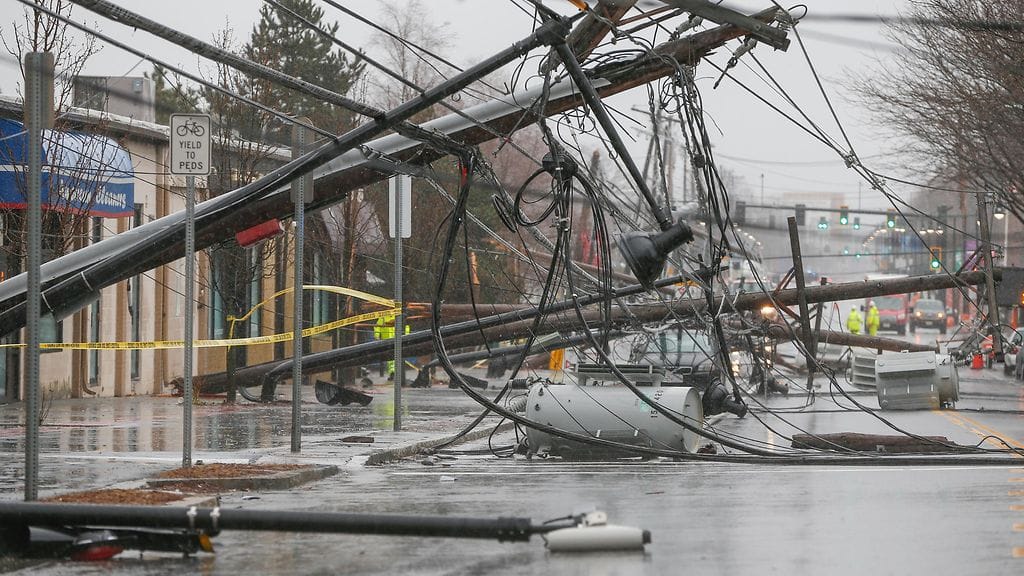 Myrskytuulet ovat kaataneet paljon puita ja sähkötolppia Bostonissa.