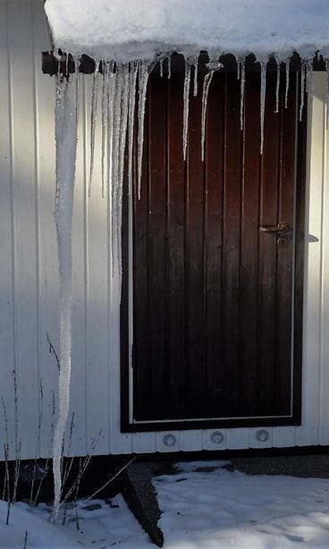 02.03.2018 jääpuikot Hyvinkäällä. Edellisenä yönä oli pakkasta vielä reilusti yli 20 astetta ja päivälläkin varjossa yli 10 astetta. Pekka Otava.