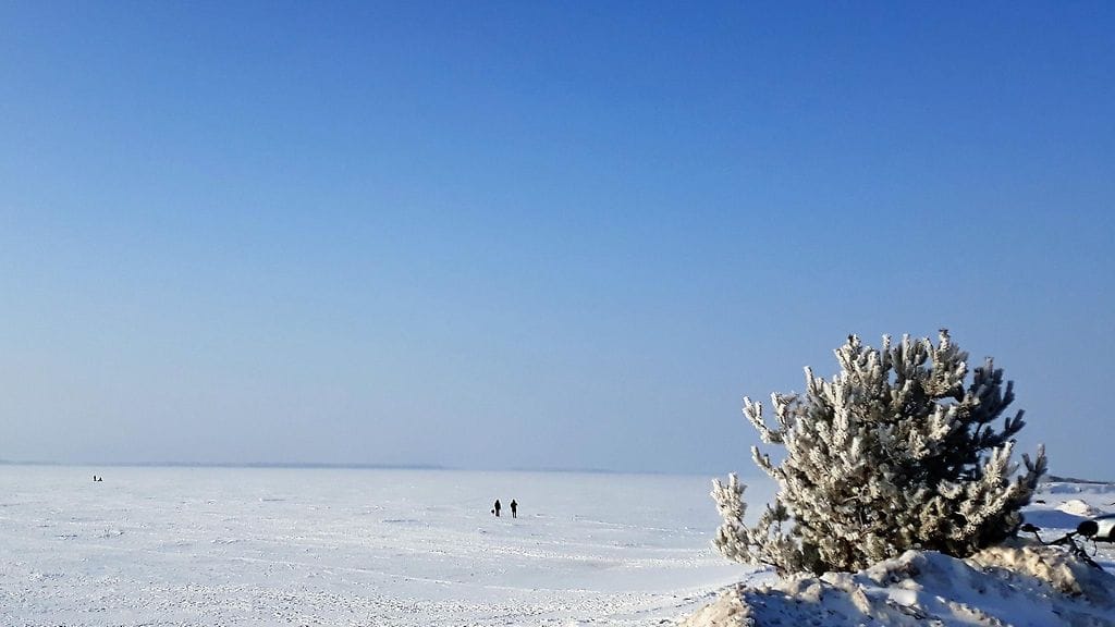 Sunnuntaikävelijöitä Perämeren Oritkarilla. Kuva: Harri Mällinen.