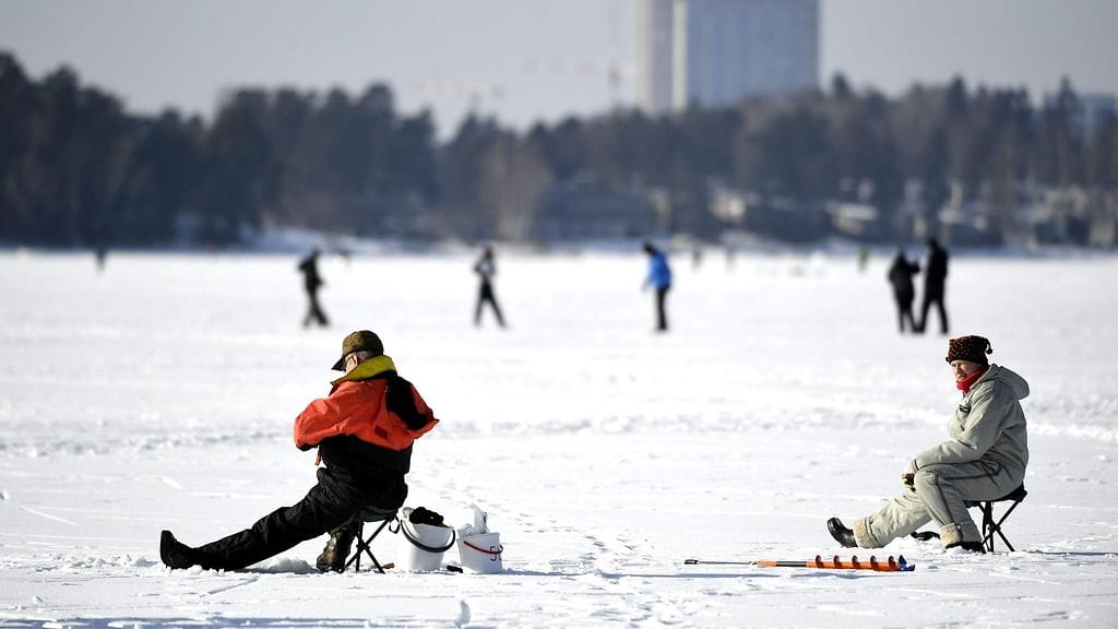 Pilkkijöitä ja ulkoilijoita Seurasaarenselällä Helsingissä sunnuntaina.