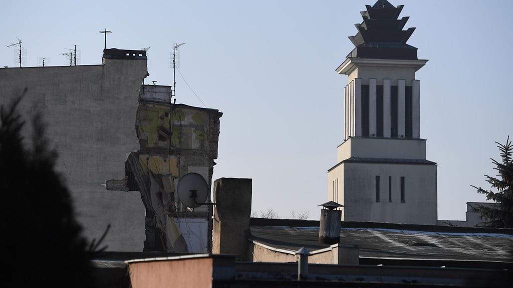 Poznanin kaupunki sijaitsee Länisi-Puolassa. Kuvissa näkyy romahtanut kerrostalo.
