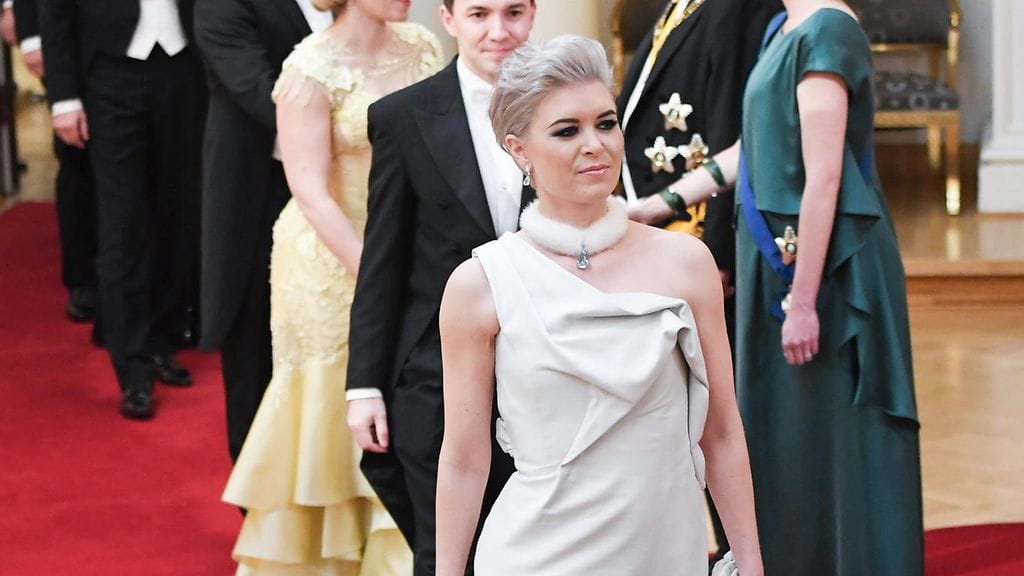 Kokoomuksen kansanedustaja Susanna Kosken turkiskaulakoru aiheutti kohun Linnan juhlien jälkeen. Koski kannattaa turkistarhausta.