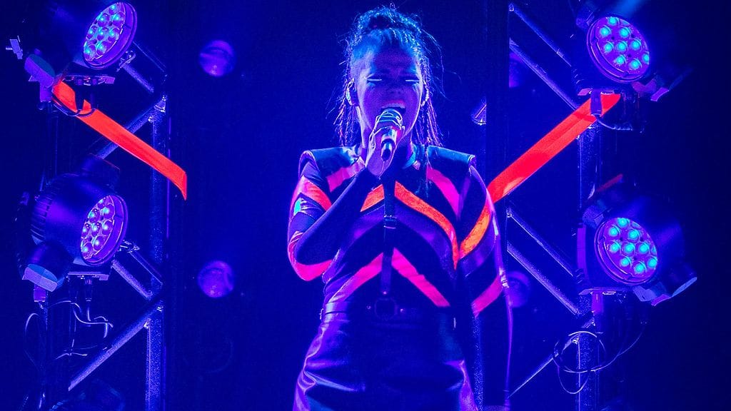 Saara Aalto lavalla Uuden musiikin kilpailussa Espoon Metro-areenalla 3. maaliskuuta 2018.