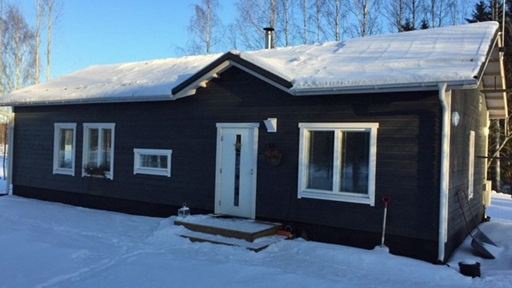 Anna Kuikko ja Tomi Salminen ostivat talon täysin valmiina Virosta. Kuva perheen kotialbumista.