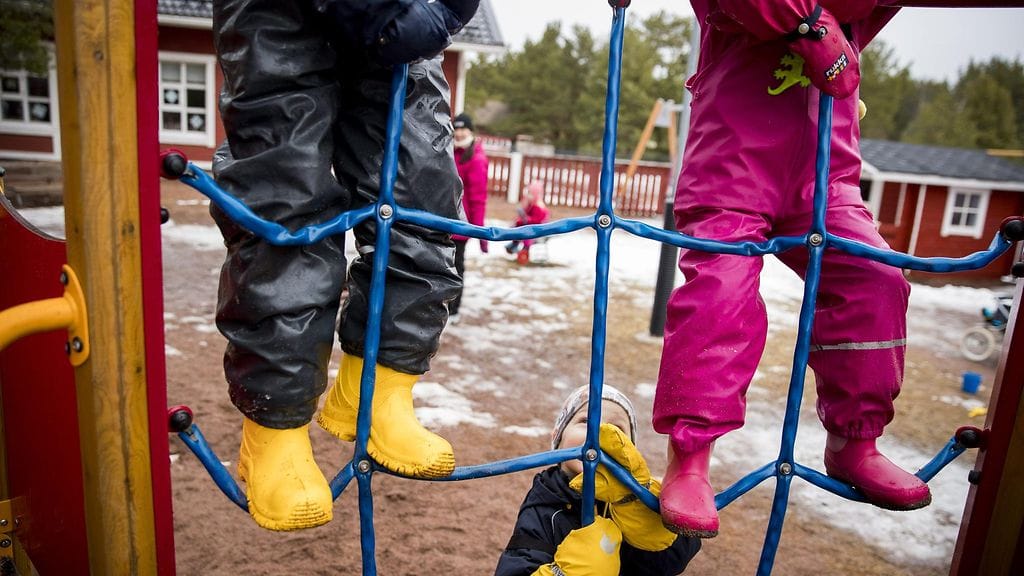 Lapsia Suotorpan päiväkodin pihalla Kustavissa 3. maaliskuuta 2017.