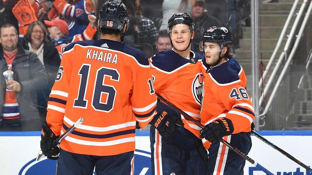 Jesse Puljujärvi sai onnittelut maalistaan.