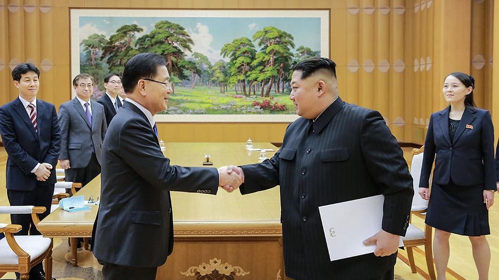 Etelä-Korean delegaation johtaja Chung Eui-yong ja Pohjois-Korean johtaja Kim Jong-un.