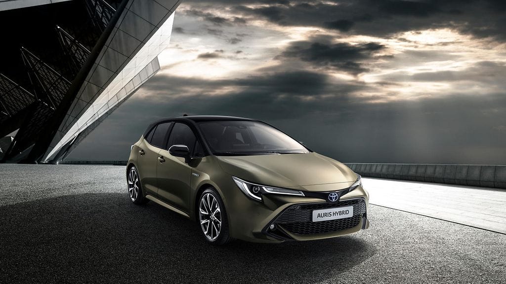 Toyota esitteli uuden Auriksen Geneven autonäyttelyssä tiistaina.