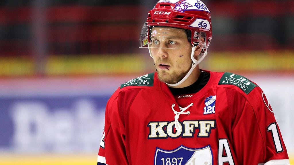 Juhani Tyrväinen (kuvassa) sai SM-liigalta kuuden ottelun pelikiellon lyötyään Kärppien Kristian Vesalaista poikitaisella mailalla suojaamattomaan kohtaan polvitaipeeseen.