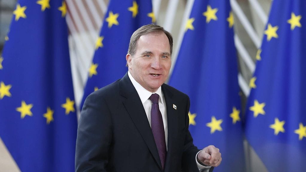 AOP Ruotsin pääministeri Stefan Löfven EU:n lippujen edessä