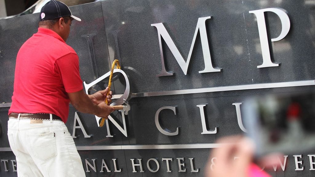 Trumpin nimeä poistettiin panamalaishotellin julkisivusta eilen.