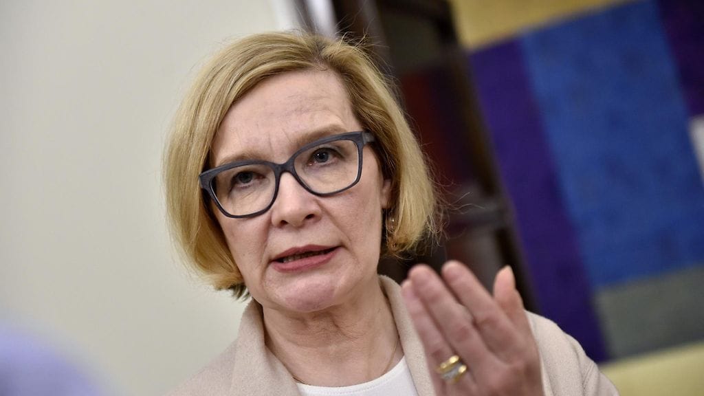 Kansalaisaloite luovutetaan puhemies Paula Risikolle.