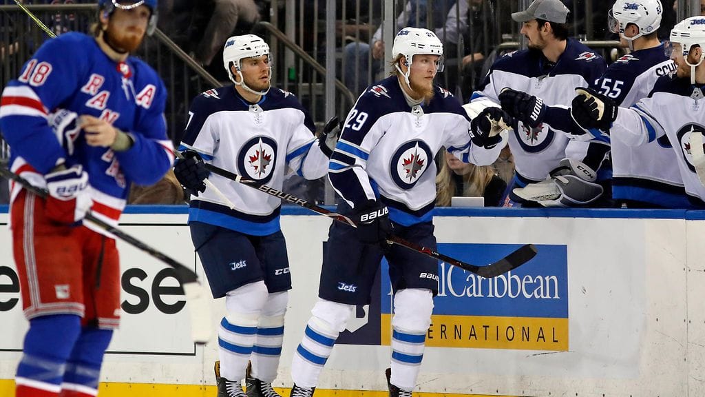 Patrik Laine tykitti kolme maalia.