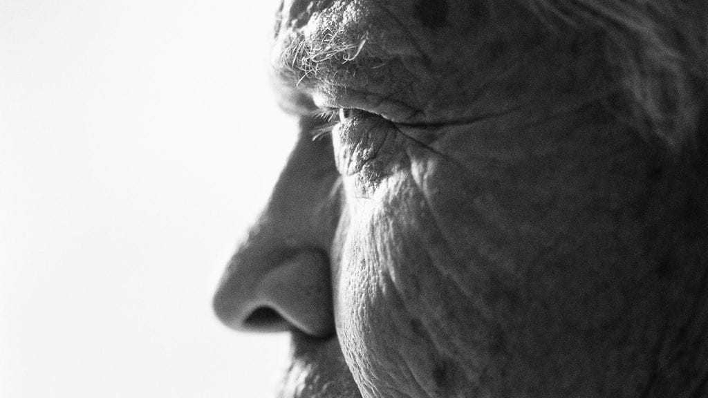 Naimisissa olevien ja eronneiden dementiariski on samaa kokoluokkaa, sinkkujen ja leskeytyneiden suurempi. Kuvituskuva.