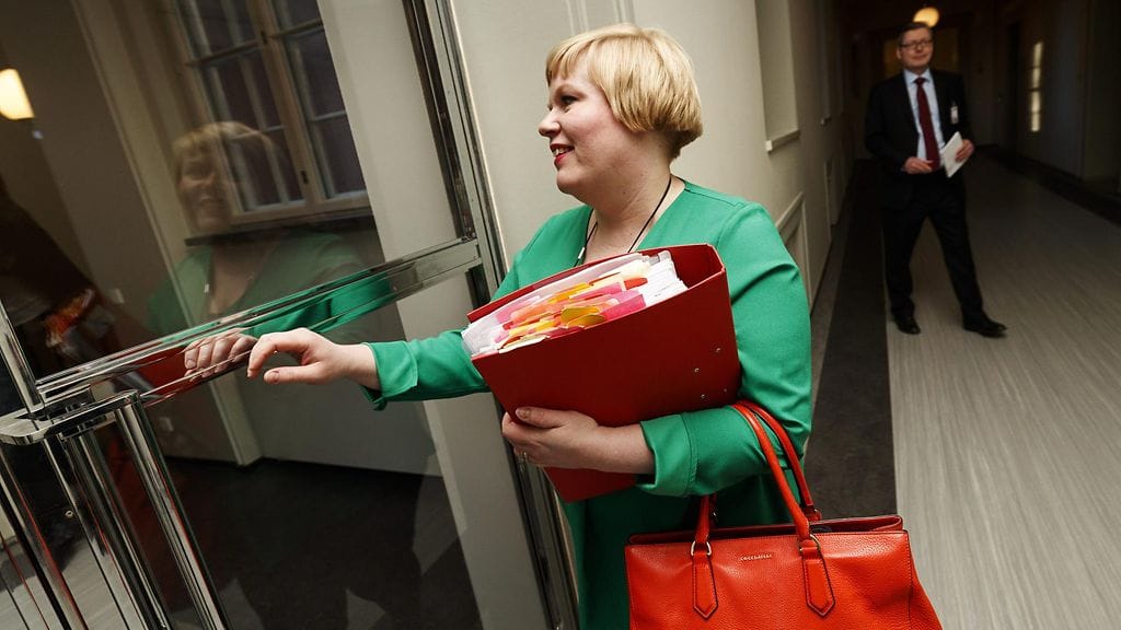 Keskustan perhe- ja peruspalveluministeri Annika Saarikko menossa puolueen eduskuntaryhmän kokoukseen eduskunnassa Helsingissä torstaina 1. maaliskuuta 2018.